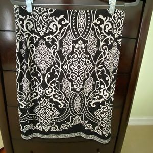 WHBM stretch black/white print skirt. Silver zipper, sheer lining. Size 10.